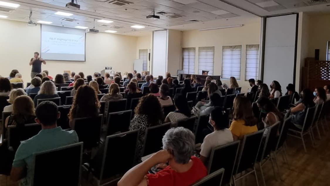 מנהיגות בטישרט: איך ליצור השפעה עוצמתית ואותנטית